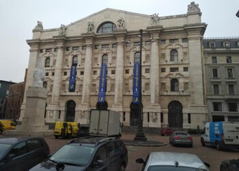 Borsa: Milano apre in rialzo (+0,32%)