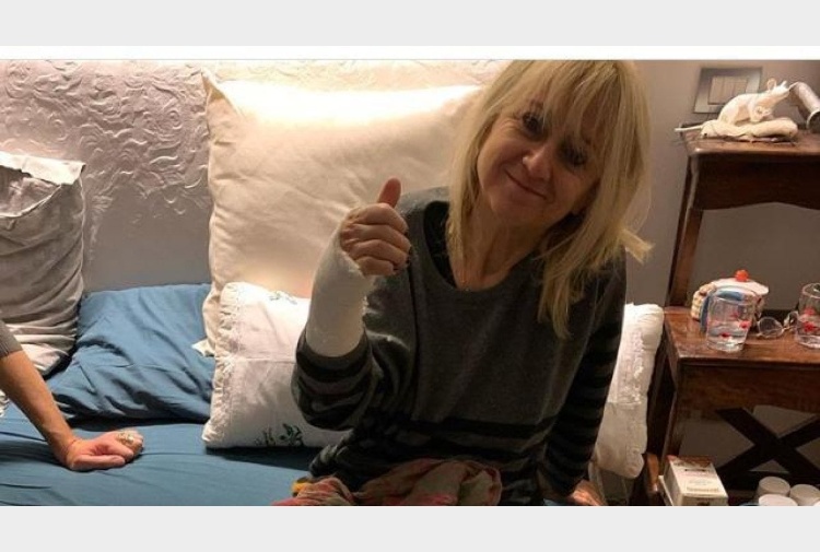 Brutto incidente per Luciana Lettizzetto: ginocchio e polso fratturati