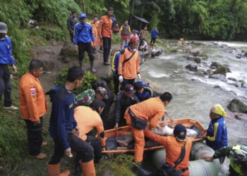 Bus in burrone a Sumatra,almeno 25 morti