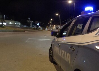 Cade in casa e chiede aiuto, soccorsa