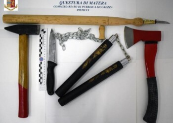 Calci e pugni alla moglie, arrestato