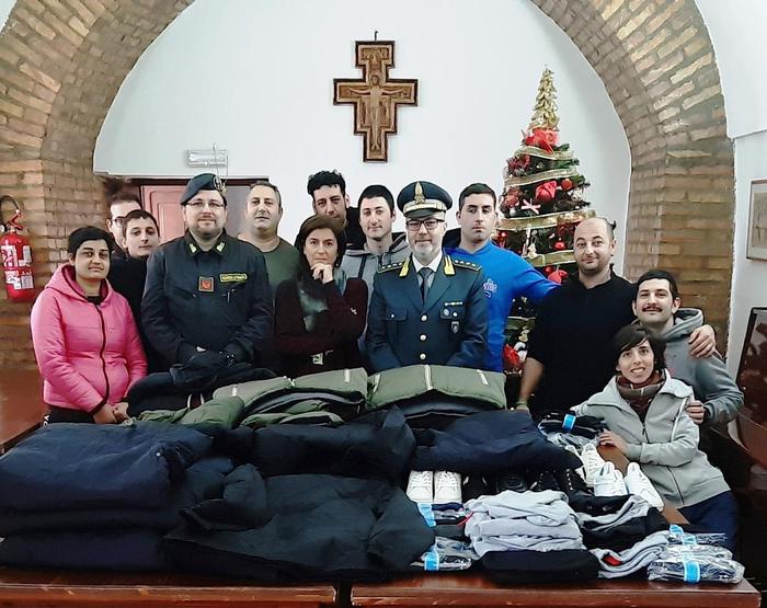 Capi contraffatti donati in beneficenza