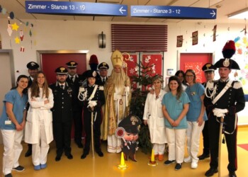 Carabinieri Bolzano in visita al reparto di pediatria
