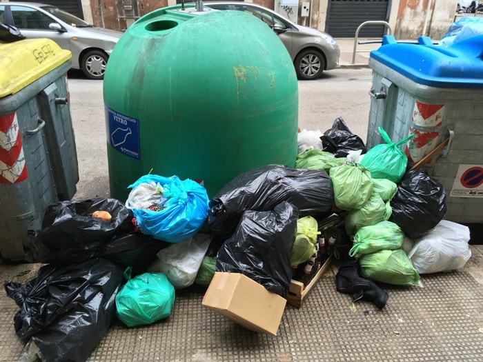 Cumuli rifiuti, sacchetti davanti scuola