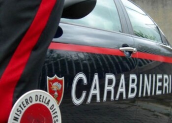 Donna tenta di lanciarsi da viadotto, bloccata dai Carabinieri