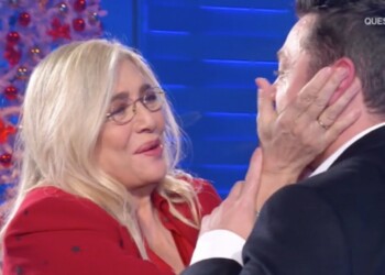 “Gay in Tv sì, ma non a Natale”, Mara Venier risponde a una fan difendendo Tiziano Ferro