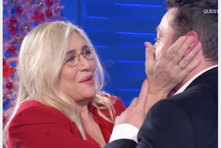 “Gay in Tv sì, ma non a Natale”, Mara Venier risponde a una fan difendendo Tiziano Ferro