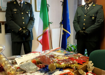 Guardia di Finanza sequestra 12mila addobbi natalizi
