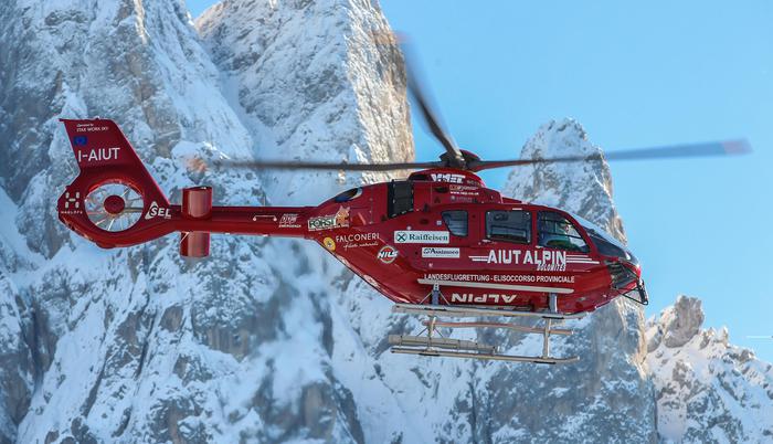 Giovane maestro di sci salva turista da valanga