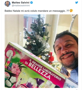 Gli auguri della politica sui social: dai balletti alle foto con l’albero