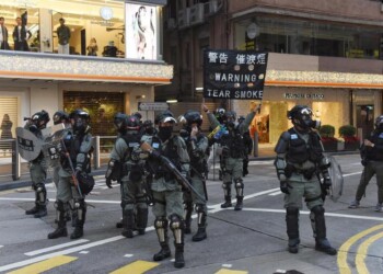 Hong Kong: polizia disinnesca due bombe