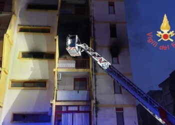 Incendio appartamento, evacuato palazzo