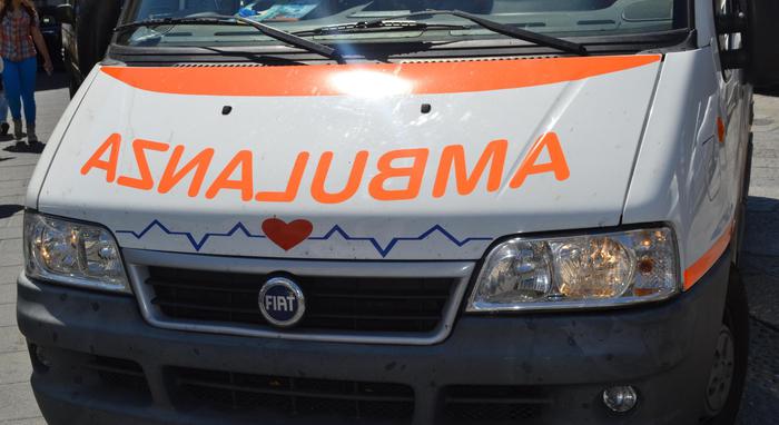 Incidenti stradali: scontro tra due auto all’alba, un morto