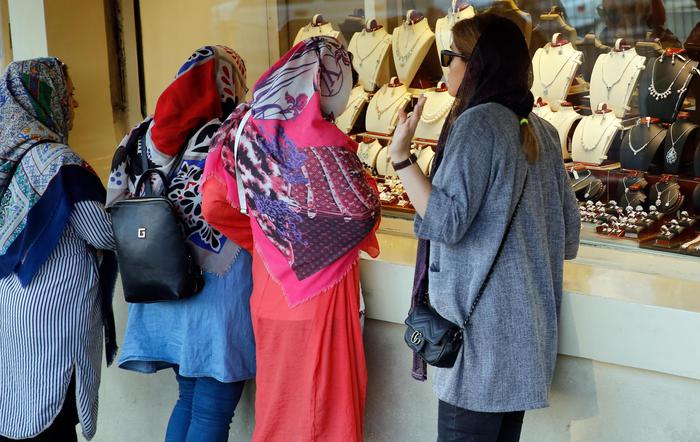 Iran, 60 arresti per festa uomini-donne