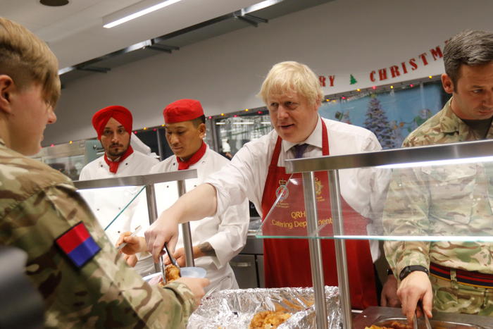 Johnson serve pranzo di Natale a truppe