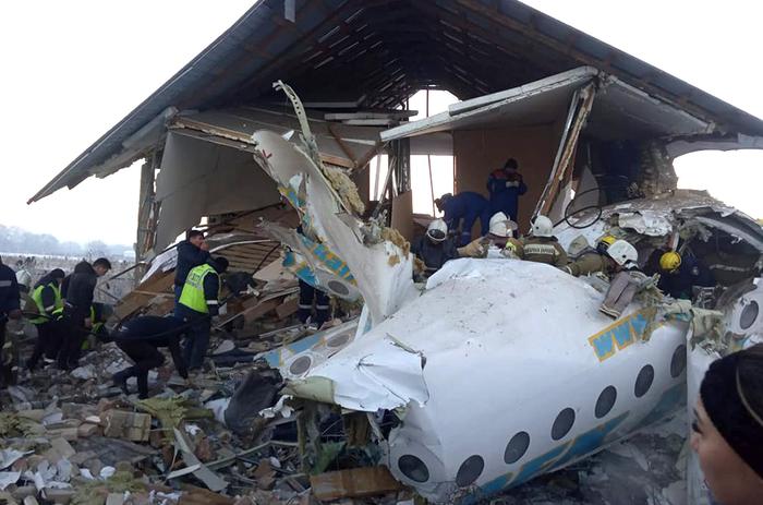 Kazakistan, cade aereo con 100 a bordo