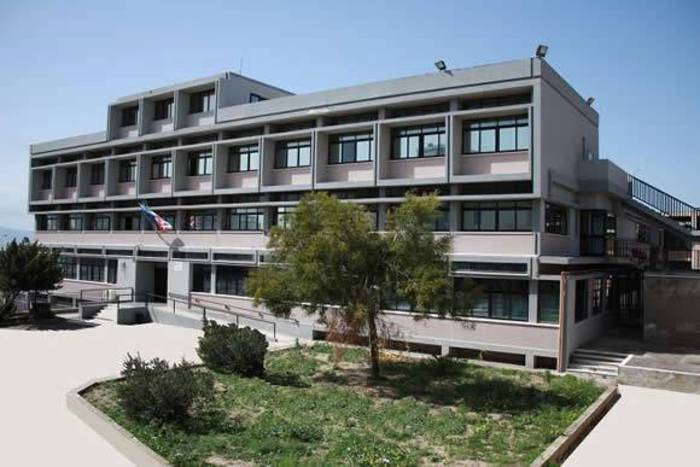 Lite a scuola, 19enne accoltellato