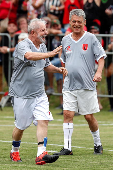 Lula e Chico Buarque giocano amichevole