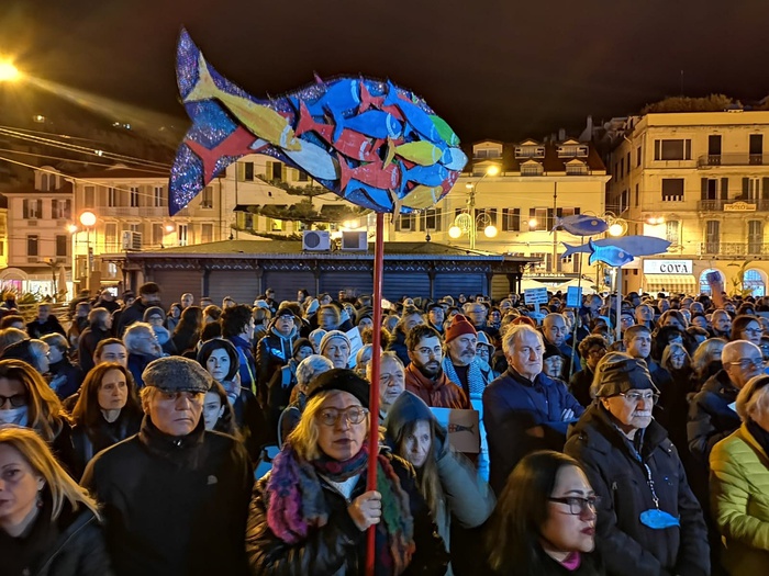 Maestre fanno dipingere sardine in asilo