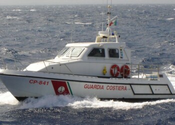 Maltempo, motonave rompe gli ormeggi