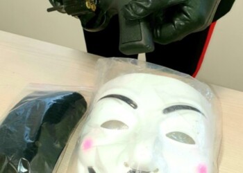 Mascherato rapina una donna, arrestato