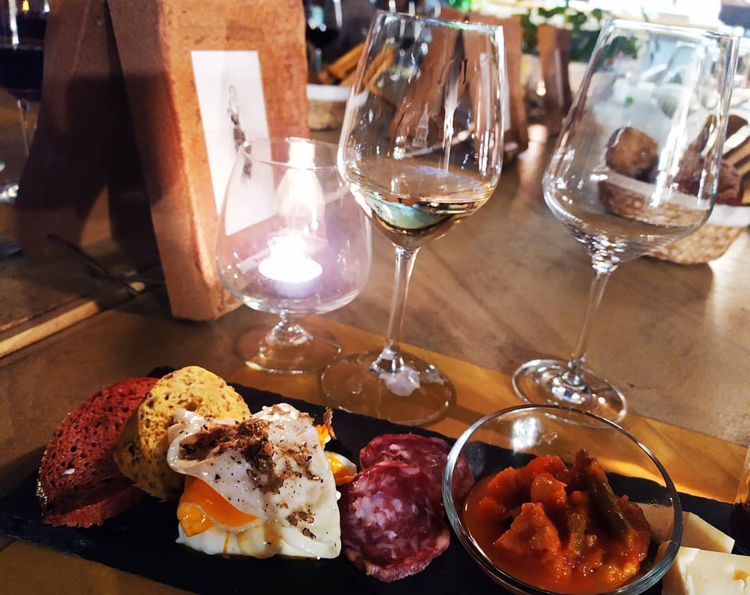 I REGALI PIÚ GETTONATI PER IL NATALE 2019? GLI INTRAMONTABILI CESTI NATALIZI CON VINI E PRODOTTI  GASTRONOMICI