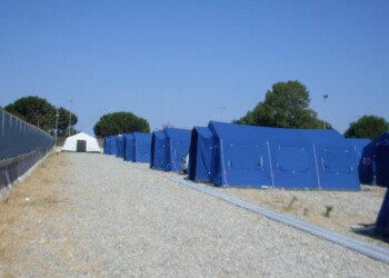 Migranti bloccano accesso porto Gioia T.