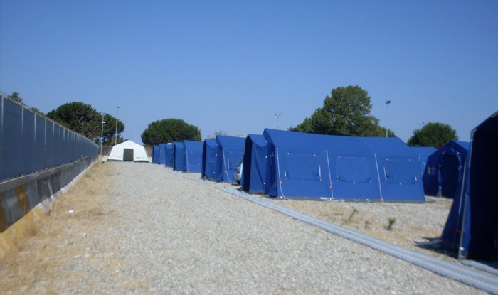 Migranti bloccano accesso porto Gioia T.