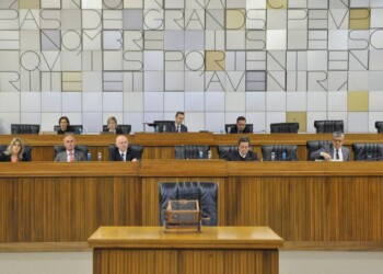 Minoranza attacca, tornare subito a voto