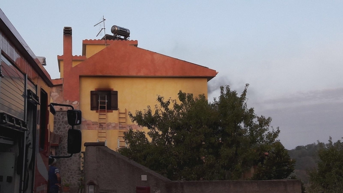 Morta in rogo casa: indagato il marito