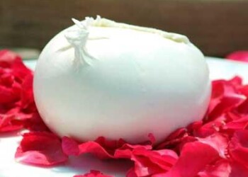 Mozzarella bufala campana in campo per packaging ecosostenibile 
