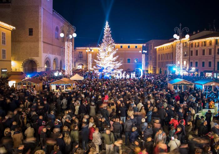 Natale, a Fano accese luci grande albero