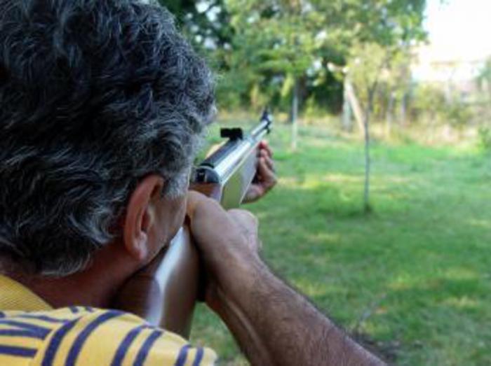 Parte colpo suo fucile,ferito cacciatore