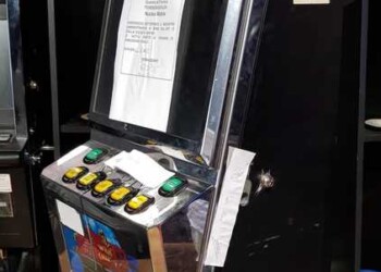 Perde 1.400 al gioco e simula rapina