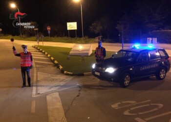 Picchia moglie e figlia, arrestato