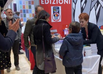Più libri: Raggi in visita privata a sorpresa alla fiera