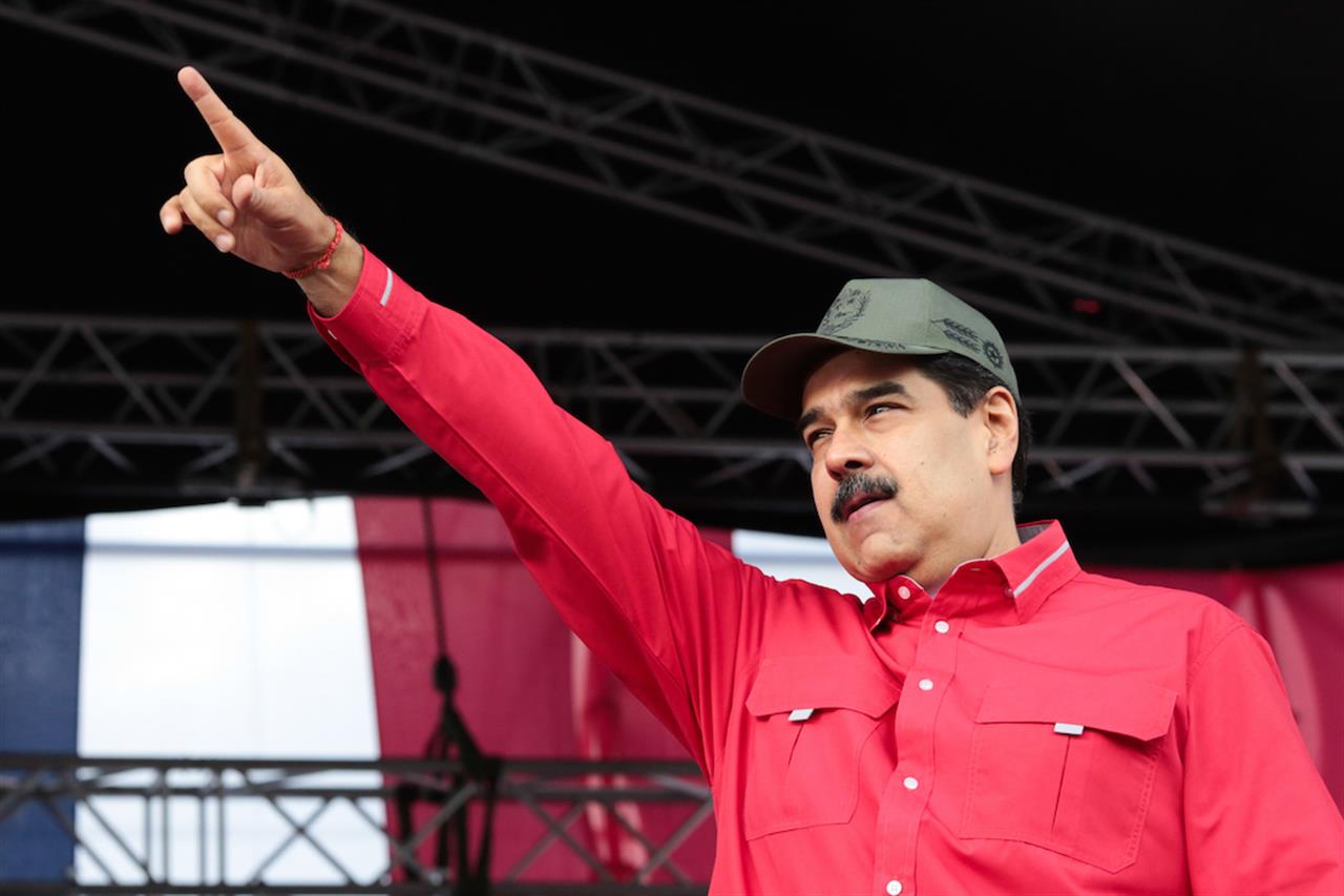 Quei gran bufalari dei grillini hanno spacciato per vera una finta delegazione di oppositori di Maduro