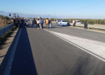 Rischio esondazione fiume,blocco strada