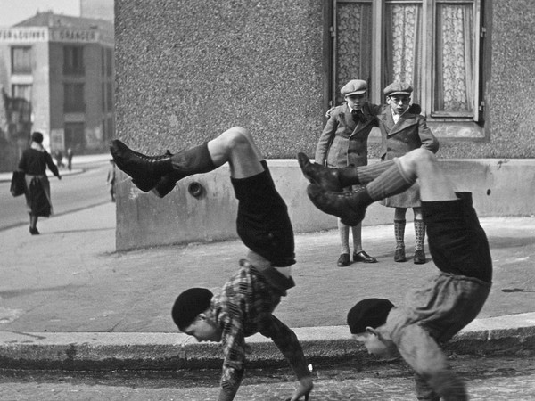 Robert Doisneau, Les frères, rue du Docteur Lecène, Paris, 1934 