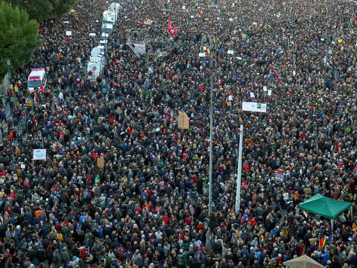 Sardine da Roma a Parigi. La manifestazione di piazza San Giovanni