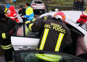 Scontro tra auto, 5 feriti, due minori