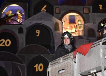 Torino accende albero Natale luminoso