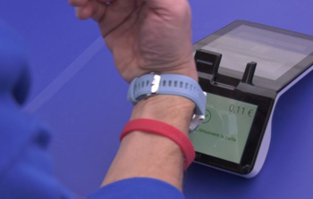 Tra sci e skipass, sulla neve con lo smartwatch il pagamento è al polso 