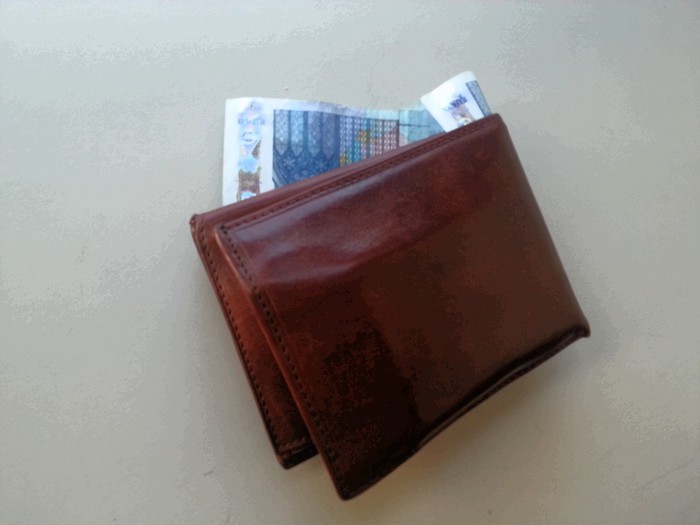 Trova portafogli, porta soldi a polizia