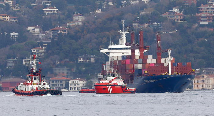 Turchia, cargo incagliato a Istanbul