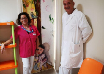I CAMICI FUCSIA IN OSPEDALE: “COSI’ RALLEGRIAMO I BAMBINI RICOVERATI”
