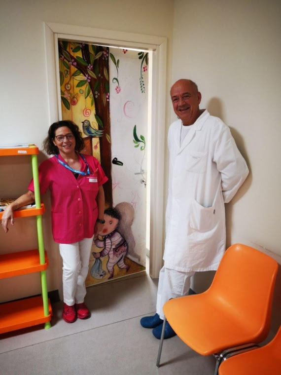 I CAMICI FUCSIA IN OSPEDALE: “COSI’ RALLEGRIAMO I BAMBINI RICOVERATI”
