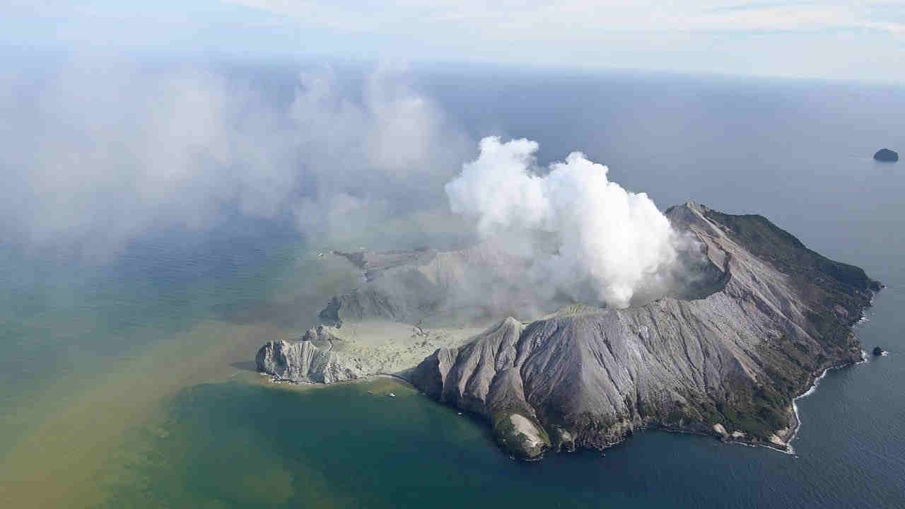 VULCANO esplode in Nuova Zelanda, 5 vittime. Impressionante video eruzione