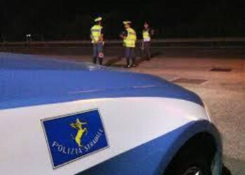 19enni attraversano con il rosso,multati