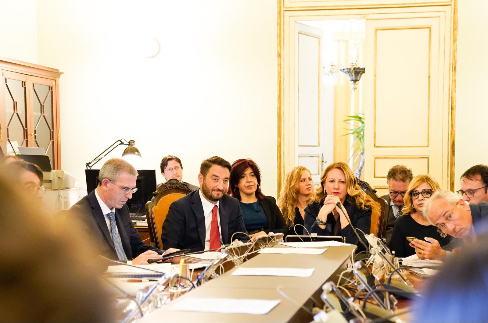 Manutenzione strade siciliane e voli scontati per la Sicilia, focus all’Ars oggi col viceministro Cancelleri